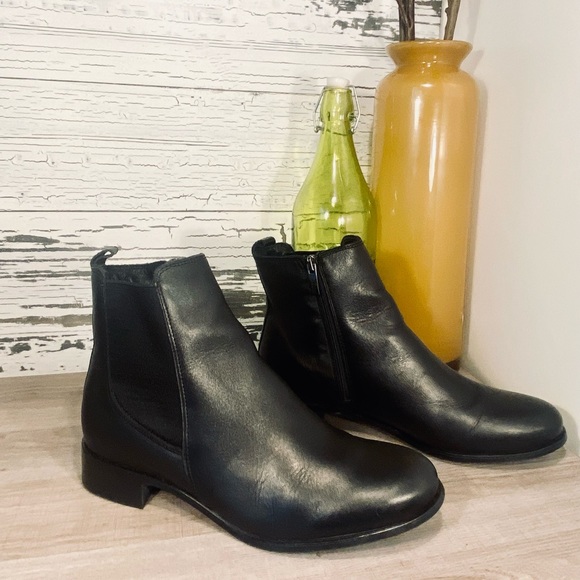 La CANADIENNE Black Leather Booties - Picture 2 of 15